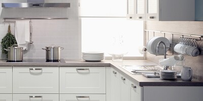 Über-Eck-Anordnung von Herd, Arbeitsplatte und Spüle