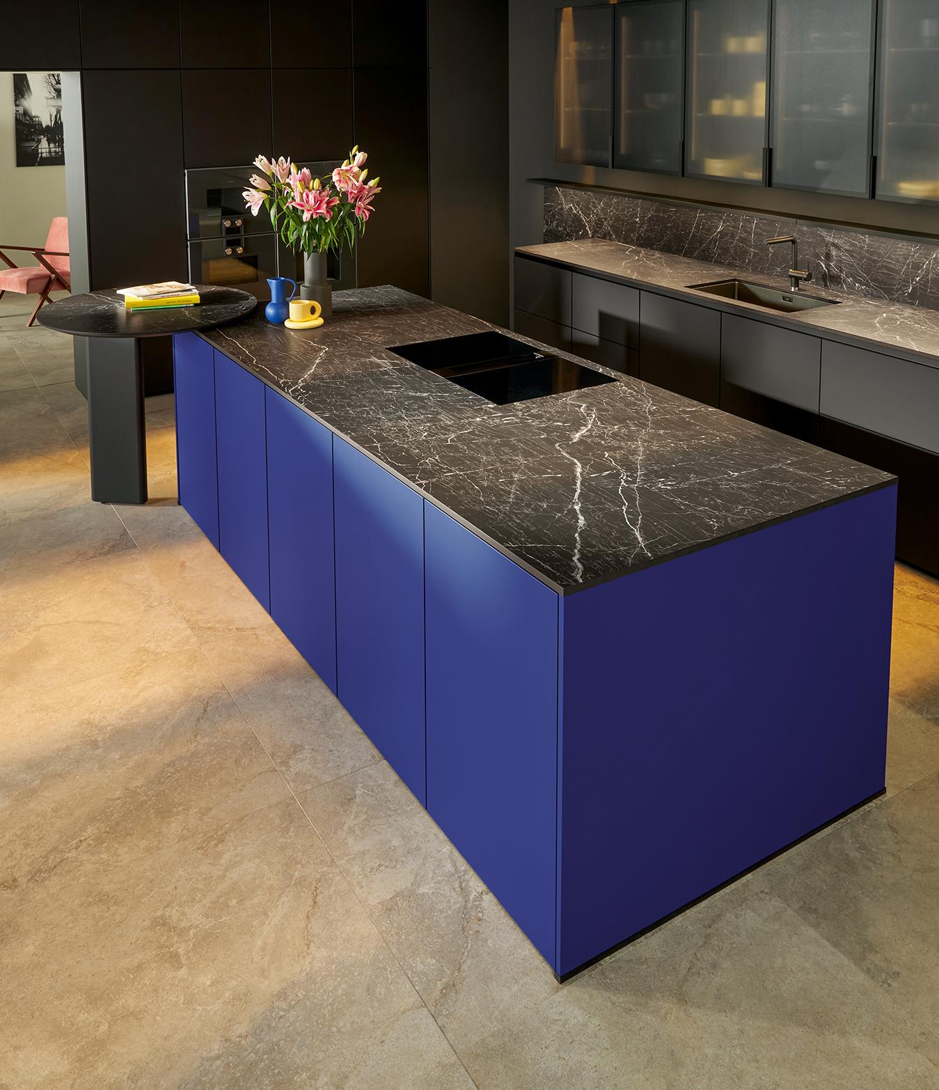 systemo ceramic APL auf blauer Kücheninsel mit integrierter Spüle