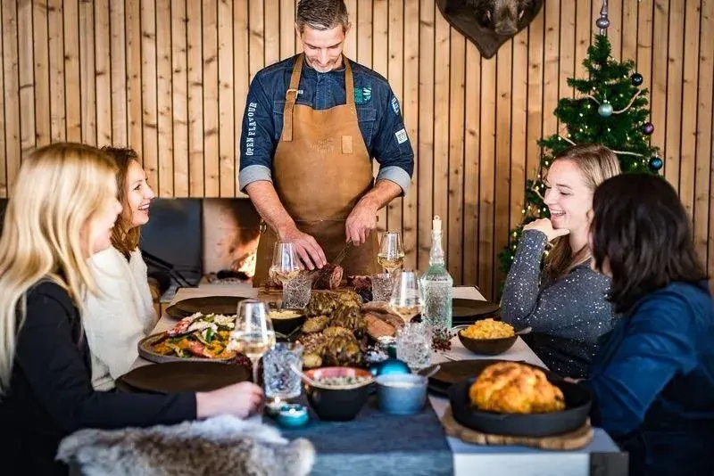 Glückliche Menschen beim Essen